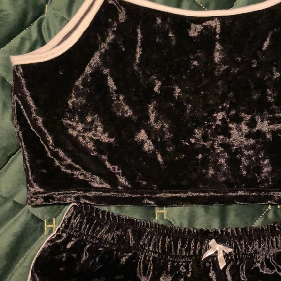 Cute velvet Shein sleep set - Picture 2 of 2